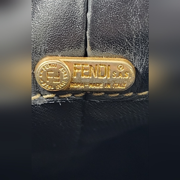 Fendi bucket shoulder/crossbody. Fading on edges/piping. Not original drawstring - Picture 14 of 16